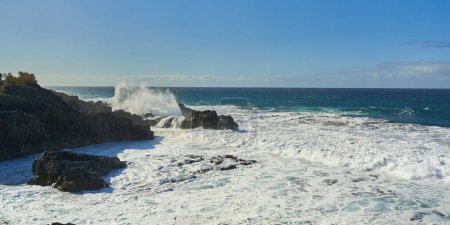 Téléchargez les photos : Paysage marin sur le rivage de Tenerife avec l'océan Atlantique, vagues s'écrasant sur la rive volcanique - en image libre de droit