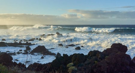 Foto de Paisaje marino en la orilla de Tenerife con el océano Atlántico, olas que se estrellan en la orilla volcánica - Imagen libre de derechos