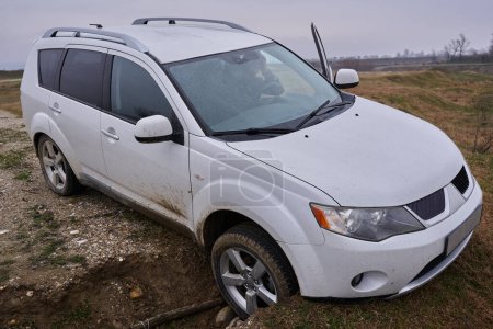 Voiture hors route SUV s'est écrasé dans un fossé sur un parcours de piste 