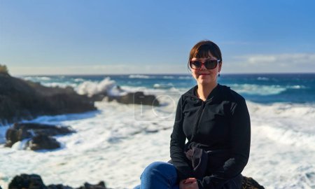 Téléchargez les photos : Belle jeune femme heureuse en vacances sur le rivage de Tenerife, à l'océan Atlantique - en image libre de droit