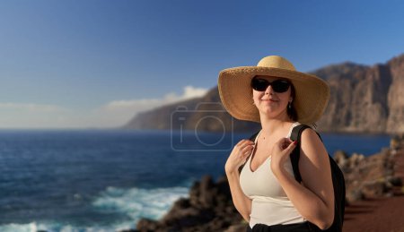Foto de Hermosa joven feliz mujer en vacaciones en la orilla de Tenerife, en el Océano Atlántico - Imagen libre de derechos