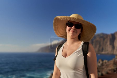 Foto de Hermosa joven feliz mujer en vacaciones en la orilla de Tenerife, en el Océano Atlántico - Imagen libre de derechos