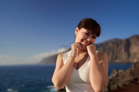 Téléchargez les photos : Belle jeune femme en vacances sur le rivage de Tenerife par l'océan Atlantique - en image libre de droit