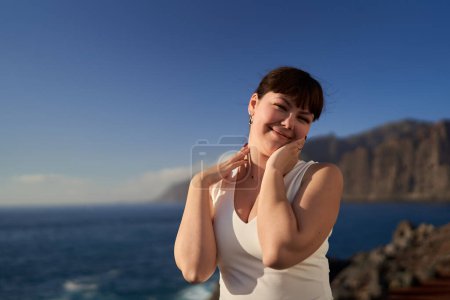 Téléchargez les photos : Belle jeune femme en vacances sur le rivage de Tenerife par l'océan Atlantique - en image libre de droit