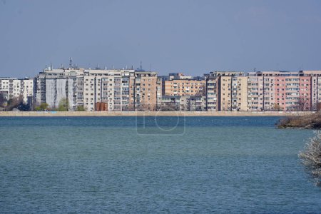 Foto de Moderno desarrollo urbano con bloques de apartamentos a orillas de un hermoso lago - Imagen libre de derechos