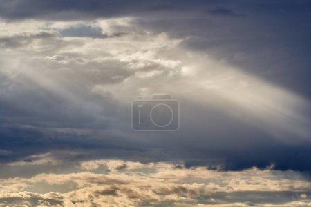 Téléchargez les photos : Rayons de soleil venant à travers les nuages élevés en été - en image libre de droit