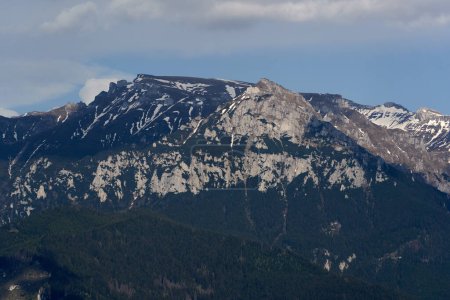 Landschaft mit felsigen Bergen und Kiefern- und Tannenwäldern