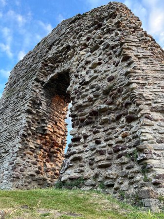 Téléchargez les photos : Château de Christchurch en pierre et maison normande dans le Dorset, construit vers 1300 - en image libre de droit