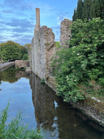 Téléchargez les photos : Bâtiments médiévaux dans le village de Dorset, Royaume-Uni - en image libre de droit
