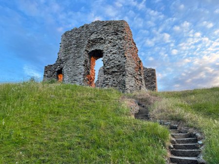 Téléchargez les photos : Château de Christchurch en pierre et maison normande dans le Dorset, construit vers 1300 - en image libre de droit