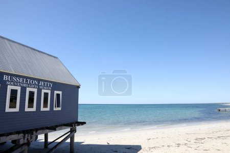 Foto de Muelle histórico en Busselton, Australia Occidental. Mostrando muelle, tren, edificios, océano y cielo azul - Imagen libre de derechos