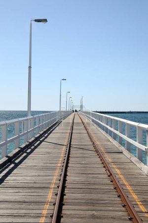 Foto de Muelle histórico en Busselton, Australia Occidental. Mostrando muelle, tren, edificios, océano y cielo azul - Imagen libre de derechos