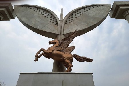 Téléchargez les photos : Vue de la sculpture en béton à l'entrée d'Anna Samadhi à Marina Beach, Chennai, Tamil Nadu, Inde, Asie - en image libre de droit