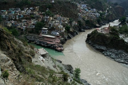 Foto de Vista de la confluencia de dos ríos Mandakini (Agua Verde) y Alakananda (Agua Muddy) en Deva Prayag que fluye más hacia abajo como el río Ganga en Uttarakhand, India, Asia - Imagen libre de derechos