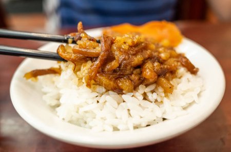 Téléchargez les photos : Collations taïwanaises de porc braisé chinois sur riz - en image libre de droit