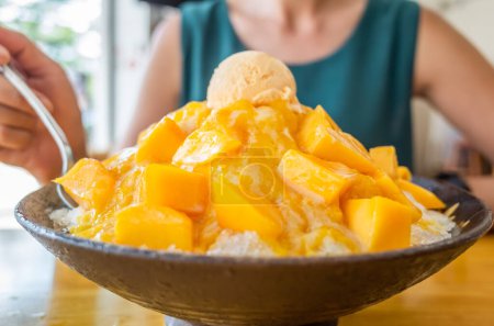 Téléchargez les photos : Manger de la glace rasée à la mangue avec un dessert coloré, des collations taïwanaises célèbres à Taiwan - en image libre de droit