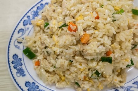Chinesischer gebratener Reis in einem Teller auf dem Tisch