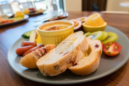 Téléchargez les photos : Petit déjeuner de pain, légumes et fruits sur un plat le matin - en image libre de droit