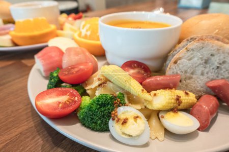 Téléchargez les photos : Copieux petit déjeuner avec du pain et des fruits dans une assiette à la maison - en image libre de droit