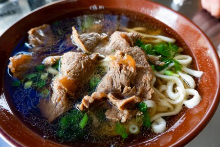 Téléchargez les photos : Famous Taiwanese food, clear broth stewed beef noodles at restaurant - en image libre de droit