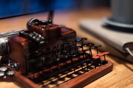 Foto de Máquina de escribir con una taza de café en el escritorio en casa en la noche - Imagen libre de derechos