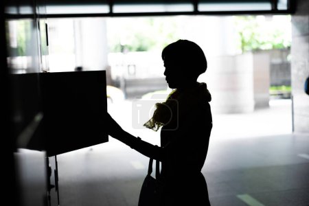 Téléchargez les photos : Asiatique femme ouvrir un casier à l 'station - en image libre de droit