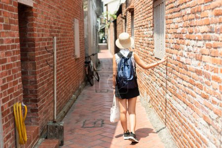 Téléchargez les photos : Voyageuse asiatique marchant dans la vieille rue à Lukang ville à Changhua comté, Taiwan, Asie - en image libre de droit