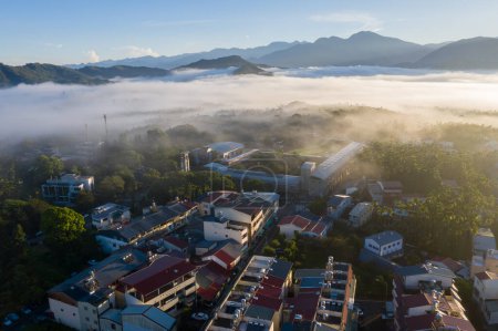 Téléchargez les photos : Matin nuageux avec des bâtiments sous les nuages et la brume dans le canton de Yuchi, Nantou, Taiwan - en image libre de droit