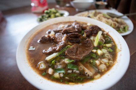 Téléchargez les photos : Nouilles de bœuf braisé est un plat taïwanais célèbre avec de nombreux restaurants spécialisés dans ce - en image libre de droit