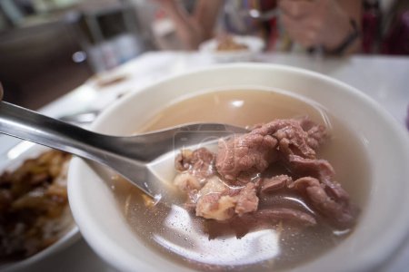 Téléchargez les photos : Cuisine taïwanaise : Soupe de bœuf claire avec du bœuf cru ajoutée directement dans le bouillon chaud, couramment trouvé dans le sud de Taiwan. - en image libre de droit