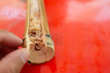 Foto de Snacks taiwaneses de arroz cocido en tubos de bambú - Imagen libre de derechos