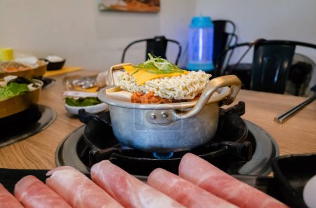 Téléchargez les photos : Nourriture coréenne de ragoût de l'armée ou ragoût de base de l'armée (Budae Jjigae) dans le restaurant - en image libre de droit
