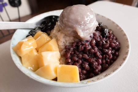 Téléchargez les photos : Manger de la glace rasée avec un dessert coloré, des collations célèbres à Taiwan - en image libre de droit