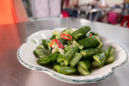 Téléchargez les photos : Snacks taïwanais de concombres marinés dans une assiette dans un restaurant - en image libre de droit