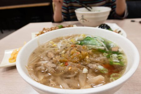 Téléchargez les photos : Nourriture locale taïwanaise de moutarde marinée avec soupe de porc et nouilles - en image libre de droit
