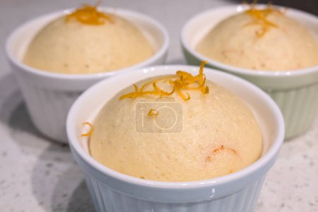 Téléchargez les photos : Délicieuse collation de pain chinois cuit à la vapeur dans une tasse - en image libre de droit