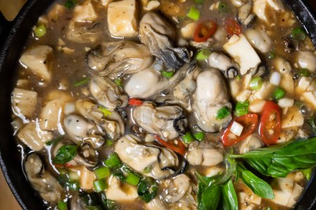 Téléchargez les photos : Nourriture maison, une assiette d'huîtres au tofu et basilic à la maison - en image libre de droit