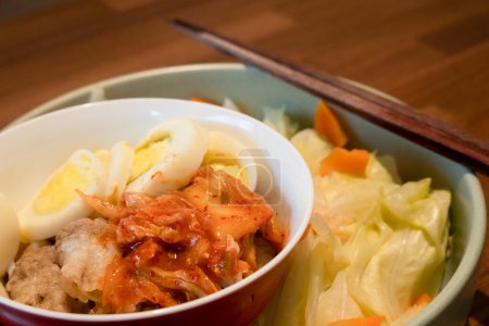 Foto de Comer col hervida, rebanadas de cerdo, huevos cocidos y kimchi puede ser una opción saludable para una comida.. - Imagen libre de derechos
