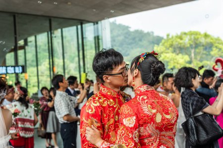 Foto de Yuchi, Taiwán - 4 de octubre de 2019: varias parejas participan en una boda grupal en el pintoresco lugar del lago Sun Moon, Nantou, Taiwán - Imagen libre de derechos