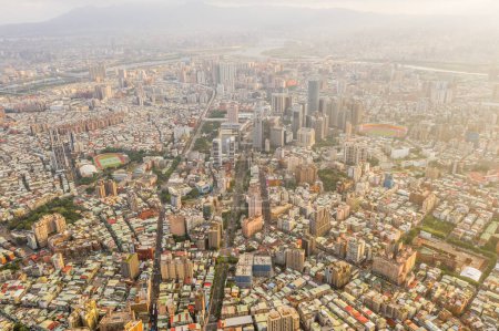 Téléchargez les photos : Banqiao, Taiwan - 20 octobre 2019 : vue aérienne du paysage urbain du matin avec à Banqiao, Nouvelle ville de Taipei, Taiwan - en image libre de droit