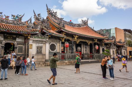 Téléchargez les photos : Taipei, Taiwan - 20 octobre 2019 : célèbre attraction du temple Lungshan à Taipei, Taiwan - en image libre de droit