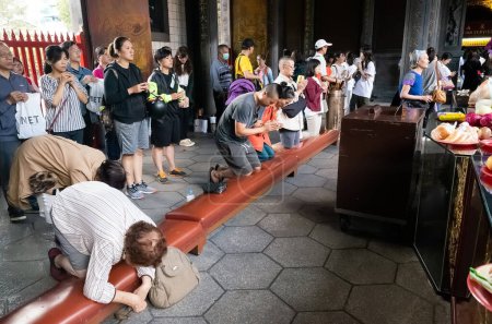 Foto de Taipei, Taiwán - 20 de octubre de 2019: personas rezando en el templo Lungshan en Taipei, Taiwán - Imagen libre de derechos