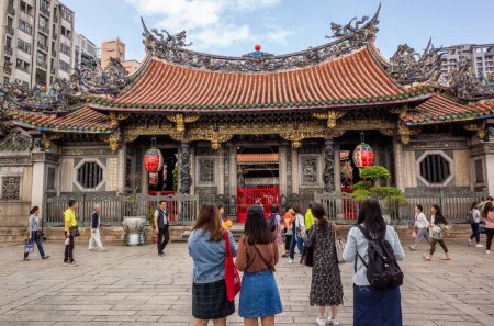 Foto de Taipei, Taiwán - 20 de octubre de 2019: famosa atracción del templo Lungshan en Taipei, Taiwán - Imagen libre de derechos