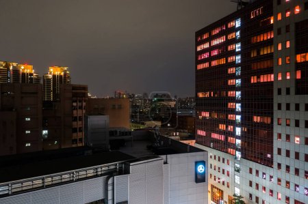 Foto de Nueva Taipéi, Taiwán - 14 de noviembre de 2019: escena nocturna con rascacielos y edificios en Zhonghe, Nueva Taipéi, Taiwán - Imagen libre de derechos