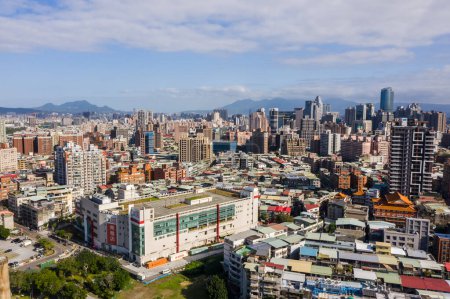 Foto de Banqiao, Taiwán - 15 de noviembre de 2019: vista aérea del paisaje urbano en Banqiao, nueva ciudad de Taipéi, Taiwán - Imagen libre de derechos