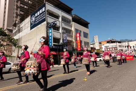 Téléchargez les photos : Puli, Taiwan - 14 décembre 2019 : les gens défilent au carnaval de Puli à Nantou, Taiwan - en image libre de droit