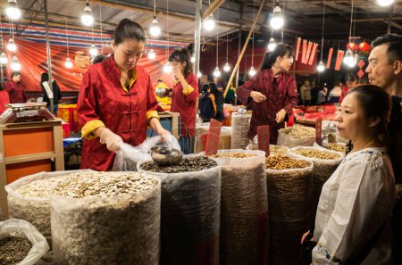 Foto de Taipei, Taiwán - 23 de enero de 2020: mercado de Dihua Street en Año Nuevo Chino. La gente puede encontrar todo tipo de comida y bienes chinos tradicionales aquí. - Imagen libre de derechos
