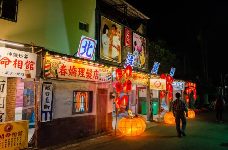 Foto de Yunlin, Taiwán - 12 de febrero de 2020: festival de linternas con lámparas colgando en la calle en el municipio de Beigang, condado de Yunlin, Taiwán, Asia - Imagen libre de derechos