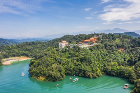 Téléchargez les photos : Vue aérienne du lac Sun Moon avec le temple Wen Wu à Nantou, Taiwan - en image libre de droit