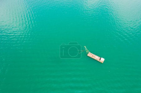 Foto de Vista aérea de un barco de pesca en el agua en Sun Moon Lake, Nantou, Taiwán - Imagen libre de derechos